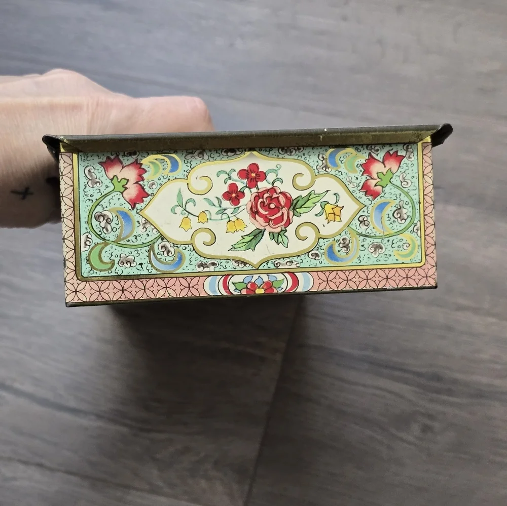 Vintage Metal Floral Kleenex Box Made In Holland Art Decor Boho Victorian - Picture 4 of 6